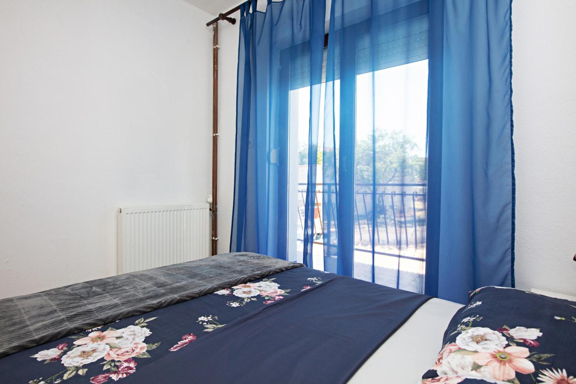 Apartment With A Parking Space Pirovac, Sibenik - 13263 Pirovac
