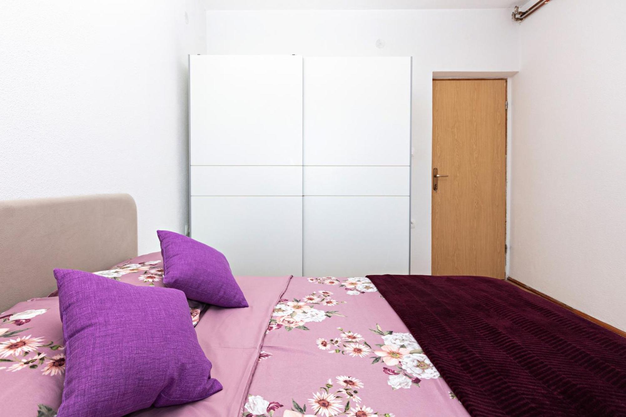 Apartment With A Parking Space Pirovac, Sibenik - 13263